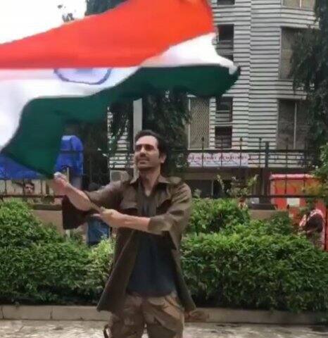 জাতীয় পতাকা হাতে দেখা গিয়েছে অভিনেতা অর্জুন রামপালকে। ছবি সৌজন্যে ইনস্টাগ্রাম