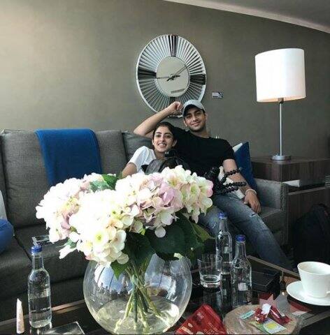  এর আগে অমিতাভ তাঁর ইনস্টাগ্রাম অ্যাকাউন্টে অগস্ত্য নন্দা, শ্বেতা বচ্চন নন্দা, নব্যনাভেলি ও অভিষেক বচ্চনের ছবি শেয়ার করেছেন। সব ছবি ইনস্টাগ্রাম অ্যাকাউন্ট থেকে নেওয়া। 