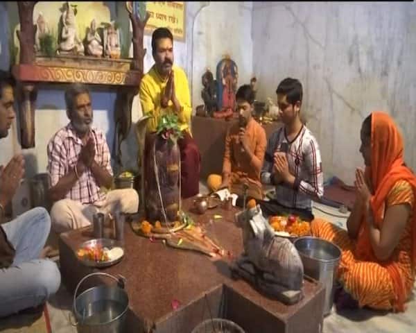 ৯৩ বছরের বাজপেয়ীর শারীরিক অবস্থার অবনতি হওয়ার খবর প্রকাশ পেতেই দেশজুড়ে তাঁর আরোগ্য কামনায় পুজো করেন মানুষ। ছবিতে দেখুন বিভিন্ন শহরে প্রাক্তন প্রধানমন্ত্রীর আরোগ্য কামনায় কেমন প্রার্থনা চলে। পটনা, ভোপালে অটলজির আরোগ্য কামনায় শিবের পুজো করা হয়।