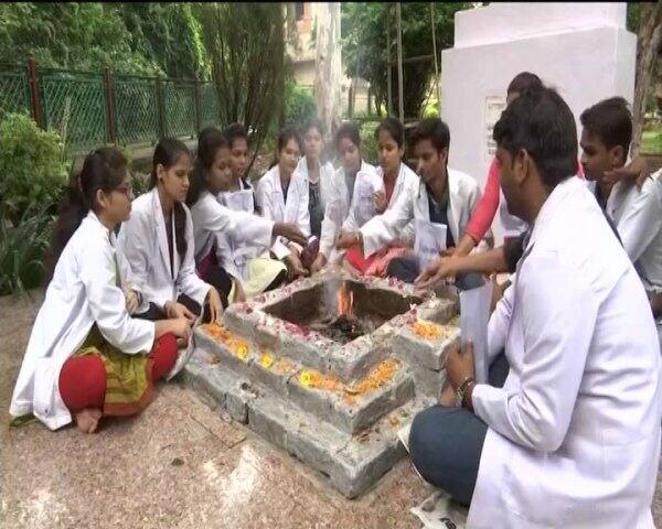 গ্বালিয়রেও চলে পুজো। জানা গিয়েছে, বিহারের মুখ্যমন্ত্রী নীতীশ কুমার, পশ্চিমবঙ্গের মুখ্যমন্ত্রী মমতা বন্দ্যোপাধ্যায়, রাজস্থানের মুখ্যমন্ত্রী বসুন্ধরা রাজে এবং দিল্লির মুখ্যমন্ত্রী অরবিন্দ কেজরীবাল সন্ধ্যায় এইমসে যান।