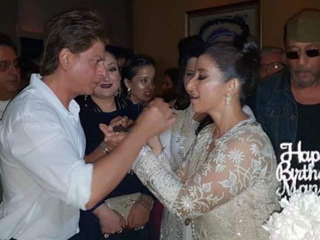  পার্টিতে এসেছিলেন বলিউড বাদশা এবং মনীষার ‘দিল সে’ ছবির সহ অভিনেতা শাহরুখ খান। দুই প্রতিভাবান অভিনেতাকে বহুদিন পর দেখা গেল এক ফ্রেমে। মনীষাকে বার্থ ডে কেক খাইয়ে দিলেন ‘দিল সে’ ছবির সেই ‘আজনবি’ শাহরুখ।ছবি সৌজন্যে মানব মাঙ্গলানি