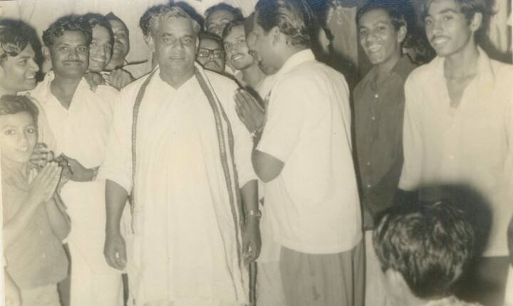 কলেজের দিনগুলোয় অটলবিহারী গোয়ালিয়রের নয়া বাজারের বাহাদুরের লাড্ডু আর দৌলতগঞ্জের মুগ ডালের মঙ্গৌড়ি খেতে ভালবাসতেন। আর সিঙাড়া, জিলিপি। তারপর যখন দিল্লি এলেন, খাবারের ঠিকানায় আরও অনেক বৈচিত্র্য এল।