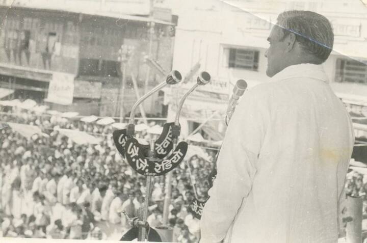 উত্তর প্রদেশের গোঁড়া ব্রাহ্মণ পরিবারের সন্তান বাজপেয়ী নিজের আমিষ খাওয়ার কথা কখনও লুকোননি।