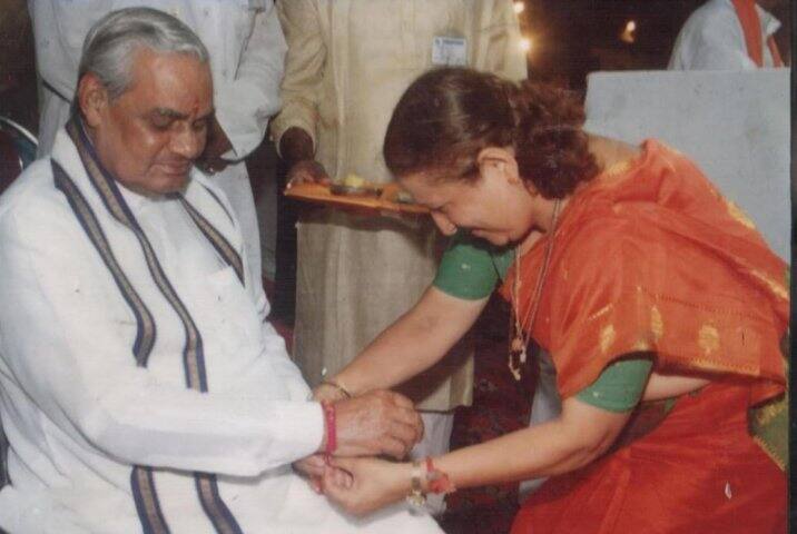 মধ্য প্রদেশের প্রাক্তন মুখ্যমন্ত্রী বাবুলাল গৌড়ের সঙ্গে গাড়ি করে একবার ইন্দোর থেকে উজ্জ্বয়িনী আসছিলেন বাজপেয়ী। উজ্জ্বয়িনী এসেই তিনি বলেন, গোপাল মন্দিরে চল।