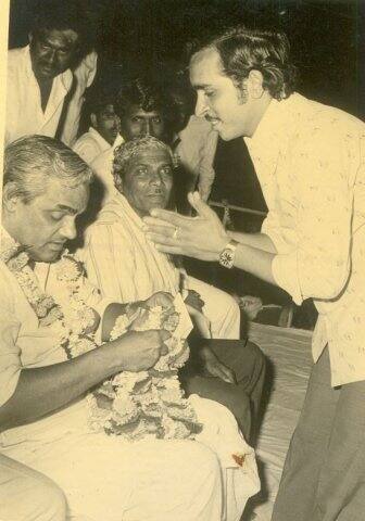 চালক গাড়ি সেদিকে নিয়ে যেতে না যেতেই অটল বলেন, গাড়িতে নয়, টাঙ্গায় যাব, যাতে কেউ দেখে না ফেলে। গোপাল মন্দিরে পৌঁছে তিনি বলেন, তিন গ্লাস ভাং নিয়ে এস, দু'গ্লাস আমি খাব, বাকিটা তুমি খেয়ে নিও বাবুলাল। 