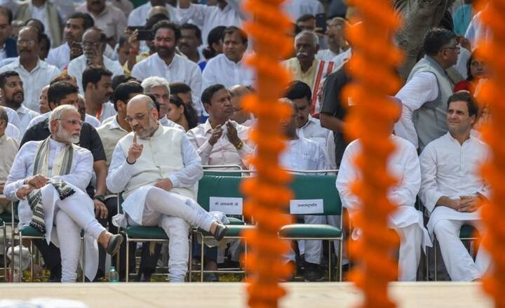 আজ নয়াদিল্লির রাষ্ট্রীয় স্মৃতিস্থলে শেষকৃত্য সম্পন্ন হল প্রয়াত প্রাক্তন প্রধানমন্ত্রী অটলবিহারী বাজপেয়ীর। হাজির ছিলেন প্রধানমন্ত্রী নরেন্দ্র মোদী, বিজেপি সভাপতি অমিত শাহ, কংগ্রেস সভাপতি রাহুল গাঁধী সহ বহু বিশিষ্ট ব্যক্তি। ছবি সৌজন্যে পিটিআই