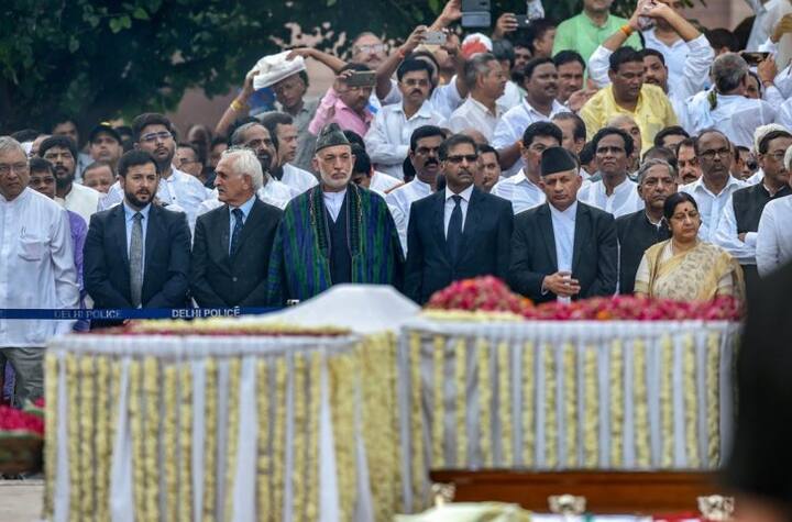 আফগানিস্তানের প্রাক্তন প্রেসিডেন্ট হামিদ কারজাই সহ সার্ক গোষ্ঠীভুক্ত দেশগুলির নেতারাও আজ রাষ্ট্রীয় স্মৃতিস্থলে যান। ছবি সৌজন্যে পিটিআই