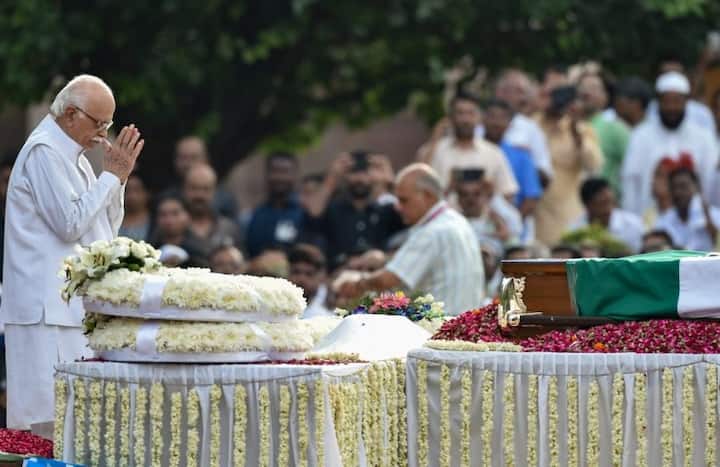 বাজপেয়ীর রাজনৈতিক জীবনের দীর্ঘদিনের সঙ্গী লালকৃষ্ণ আডবাণীও আজ তাঁকে শ্রদ্ধা জানান। ছবি সৌজন্যে পিটিআই