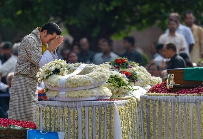 ভুটানের রাজা জিগমে খেসর নামগিয়েল ওয়াংচুকও বাজপেয়ীকে শ্রদ্ধা জানান। ছবি সৌজন্যে পিটিআই