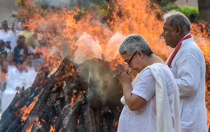 বাজপেয়ীর শেষকৃত্য করেন তাঁর পালিতা কন্যা নমিতা কউল ভট্টাচার্য। ছবি সৌজন্যে পিটিআই