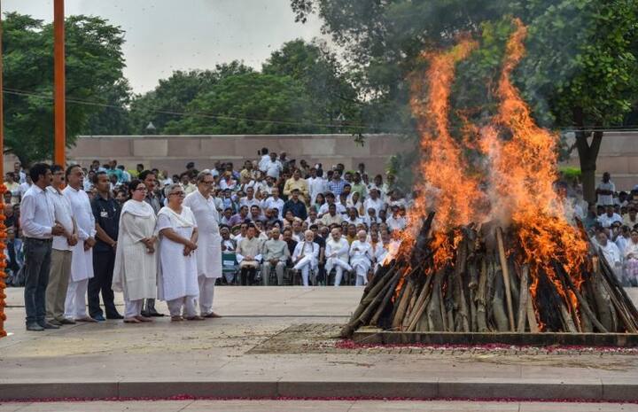 নমিতার মেয়ে নীহারিকা ভট্টাচার্য সহ পরিবারের অন্যান্যরাও ছিলেন। ছবি সৌজন্যে পিটিআই