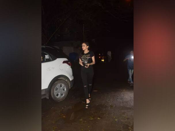 আসলে যাঁর সঙ্গে আরব ও ইব্রাহিম পার্টি করেছিলেন তিনি প্রোডিউসার ক্রিশিকা লুল্লা ও সুনীল লুল্লার মেয়ে সিয়া লুল্লা। ছবি-মানব মঙ্গলানি