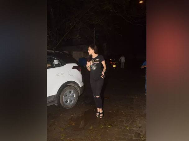 পার্টির পর বন্ধুদের বিদায় জানাতে দেখা যায় সিয়াকে। জন্মদিনের সাজে সিয়াকে খুবই সুন্দর দেখিয়েছে। ছবি-মানব মঙ্গলানি