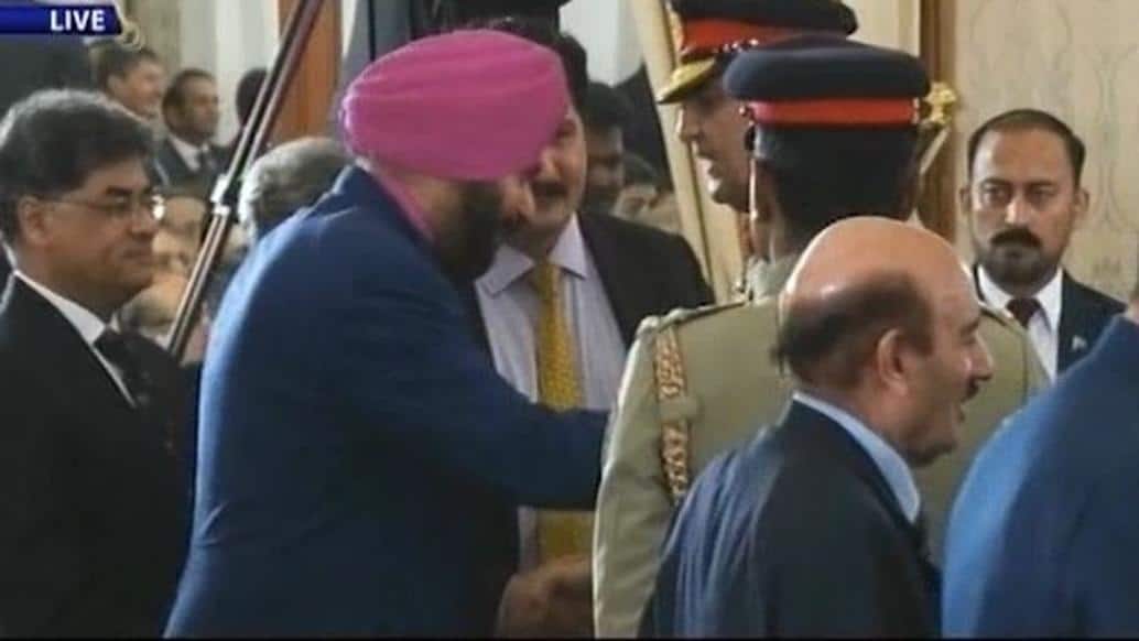 Imran bowls a bouncer at Sidhu, Kapil says duck it ইমরানের শপথ অনুষ্ঠানে সিধুর আসন নিয়ে বিতর্কে সায় নেই কপিল দেবের