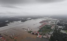 দেখুন, আকাশপথ থেকে তোলা কেরলের ভয়াবহ বন্যার ছবি