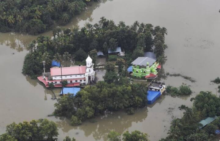 জলমগ্ন গ্রামগুলি থেকে লোকজনকে উদ্ধার করার জন্য অভিযান চালাচ্ছে সেনাবাহিনীর তিন বিভাগ ও জাতীয় বিপর্যয় মোকাবিলা বাহিনী। ছবি সৌজন্যে পিআইবি