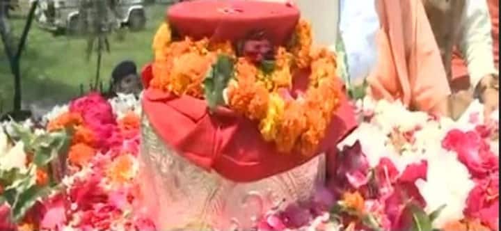 লাল কাপড়ে মোড়া একটি বিশেষ পাত্রে বাজপেয়ীর চিতাভস্ম নিয়ে যাওয়া হয়