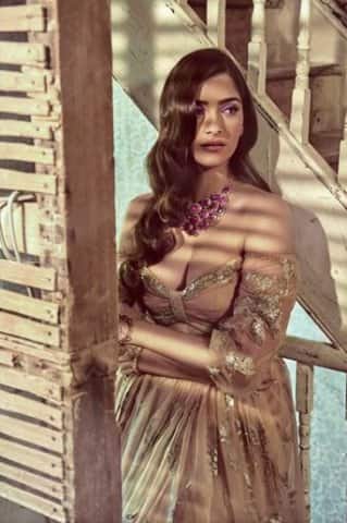 তাঁর পরেই ৫৯ পয়েন্ট নিয়ে পঞ্চম স্থানে রয়েছেম সোনম কপূর আহুজা। ছবি-ইনস্টাগ্রাম