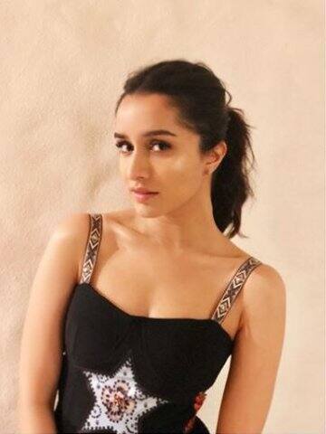 সংস্থার সহ-সম্পাদক অশ্বিনী কউল জানান, এক মাসের মধ্যে সপ্তম স্থান থেকে প্রথম স্থানে উঠে এসেছেন শ্রদ্ধা। অভিনেতা রাজকুমার রাও-এর সঙ্গে করা ‘স্ত্রী’ এবং শাহিদ কপূরের সঙ্গে করা ছবি ‘বাত্তি গুল মিটার চালু’-র প্রচারে সম্প্রতি ইনস্টাগ্রামে ভীষণই সক্রিয় ছিলেন শ্রদ্ধা। যার জেরেই, তাঁর র‌্যাঙ্কিং এমন চড়চড় করে ওপরে উঠেছে। ছবি-ইনস্টাগ্রাম