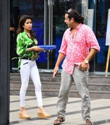 বহুদিন লাইমলাইট থেকে দূরে, আচমকাই স্ত্রীর সঙ্গে লাঞ্চ ডেটে দেখা গেল ফারদিন খানকে, কেমন আছেন এখন দেখুন