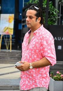 বহুদিন লাইমলাইট থেকে দূরে, আচমকাই স্ত্রীর সঙ্গে লাঞ্চ ডেটে দেখা গেল ফারদিন খানকে, কেমন আছেন এখন দেখুন