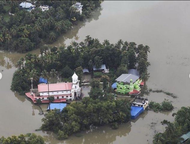 ভয়াবহ সময়ের মধ্যে দিয়ে চলছে কেরল। বন্যার কারণে লক্ষ লক্ষ মানুষ নিজেদের বাসভবন ছেড়ে ত্রাণ শিবিরে ঠাঁই নিয়েছেন। এই ভয়াবহ বন্যায় এখনও পর্যন্ত চার শতাধিক মানুষ প্রাণ হারিয়েছেন। কেরলকে ফের তার স্বমহিমায় ফেরাতে দেশ-বিদেশের বহু মানুষ ও সংগঠন সহায়তায় এগিয়ে এসেছেন। ছবি ইনস্টাগ্রাম