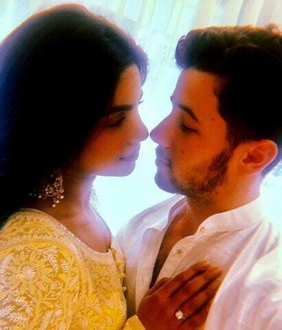 শনিবার মুম্বইতে পঞ্জাবি রীতিতে বাগদান হয়েছে প্রিয়ঙ্কা চোপড়া ও নিক জোনাসের।