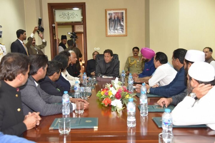 Islamabad visit not 'political', hugging Pak general was emotional reaction, clarifies Sidhu, Imran Khan calls him ambassador of peace রাজনীতি ছিল না, বন্ধুর ‘উষ্ণ আমন্ত্রণে’ সাড়া দিতেই গিয়েছিলেন, সাফাই সিধুর, তোপ বিজেপিকেও, পাশে দাঁড়িয়ে তাঁকে ‘শান্তির দূত’ বললেন ইমরান