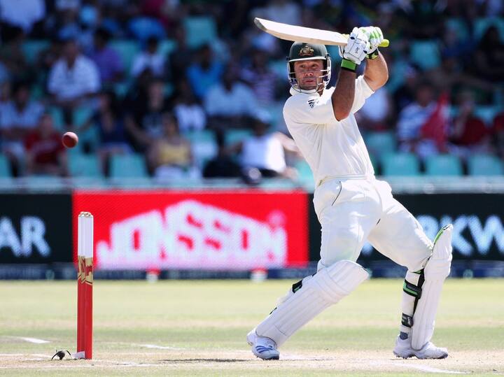 রিকি পন্টিং ১৩ বার একটি টেস্টে ২০০ বা তার বেশি রান করে তালিকায় চতুর্থ স্থানে রয়েছেন।