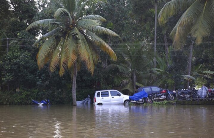 UAE announces Rs 700 crore for reconstruction of Kerala, qatar pledges Rs 34.89 crores কেরলের জন্য ৭০০ কোটি টাকা সংযুক্ত আরব আমিরশাহির, কাতার দিচ্ছে ৩৪.৮৯ কোটি