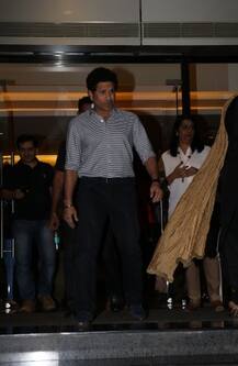 স্ত্রী-কন্যার সঙ্গে অক্ষয় কুমারের ‘গোল্ড’ দেখতে গেলেন সচিন