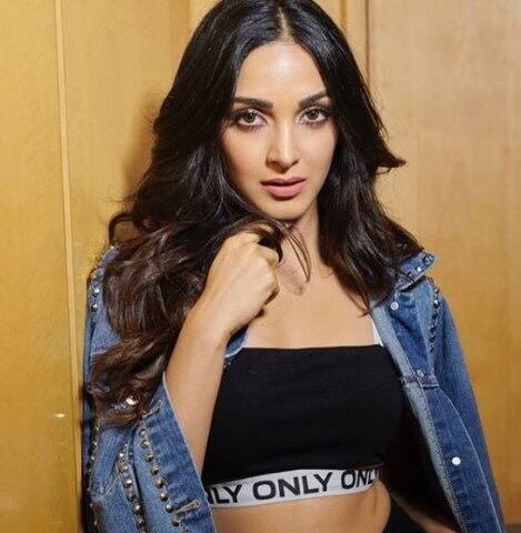 তিনি বলিউড অভিনেতা সৈয়দ জাফরির সম্পর্কে নাতনি। 