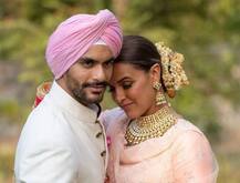 এক বছর পূর্ণ হলো নেহা ধুপিয়া ও অঙ্গদ বেদী বিবাহের, দেখুন তাঁদের বিয়ের কিছু না দেখা মুহূর্ত