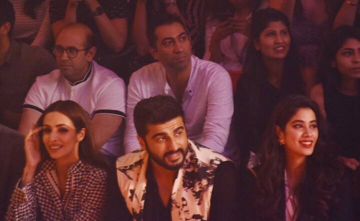 পাশাপাশি বসে অর্জুন ও মালাইকা, পাশে জাহ্নবি।(ফটো সৌজন্যে মানব মঙ্গলানি)