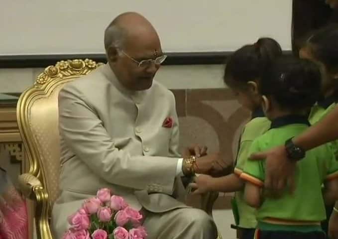 আজ দেশজুড়ে পালিত হচ্ছে রাখীবন্ধন উৎসব। এদিন প্রেসিডেন্ট রামনাথ কোবিন্দকে রাখী পরাল শিশুরা