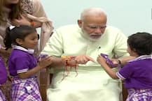 দেখুন, প্রধানমন্ত্রী, রাষ্ট্রপতিকে রাখী পরাল শিশুরা