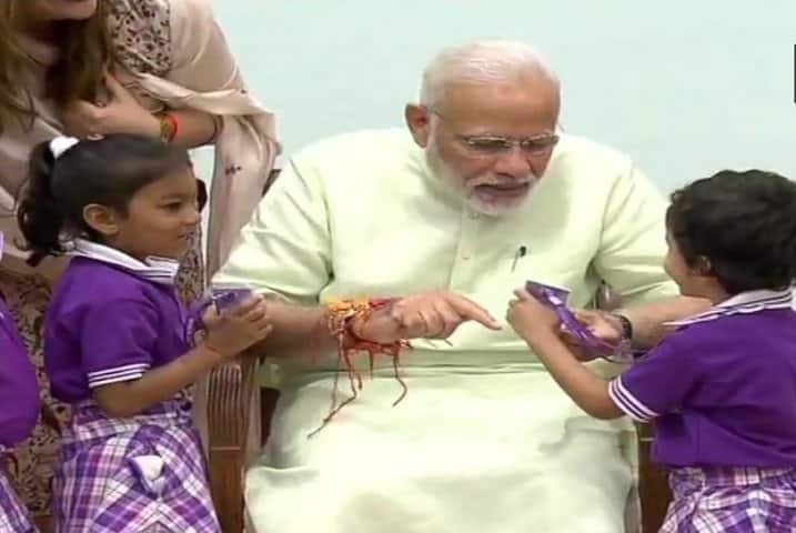 প্রধানমন্ত্রী নরেন্দ্র মোদীকেও রাখী পরায় শিশুরা
