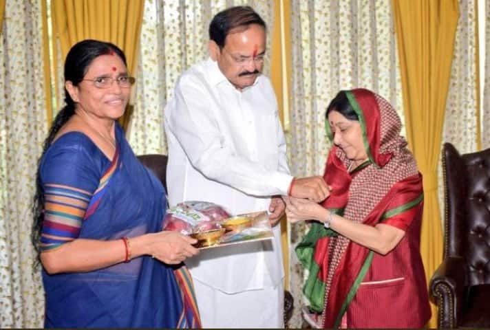 আজ উপরাষ্ট্রপতি বেঙ্কাইয়া নাইডুকে রাখী পরান বিদেশমন্ত্রী সুষমা স্বরাজ। ছবি সৌজন্যে এএনআই