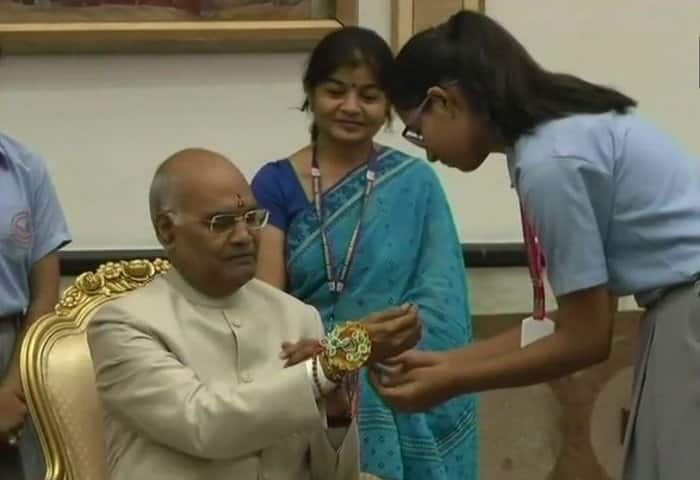 স্কুলপড়ুয়াদের পাল্টা শুভেচ্ছা জানান রাষ্ট্রপতি। ছবি সৌজন্যে এএনআই