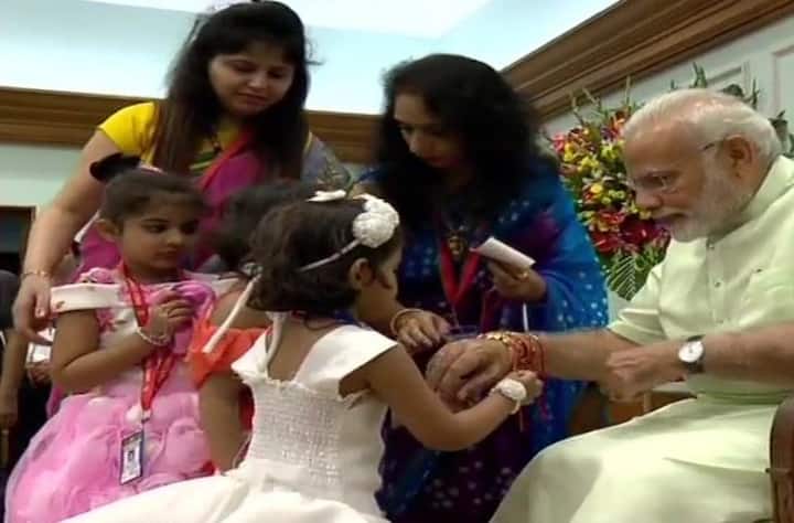 খুদেরা লাইন দিয়ে প্রধানমন্ত্রীকে রাখী পরায়। ছবি সৌজন্যে এএনআই