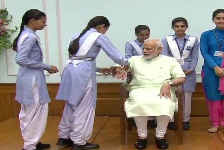 স্কুলপড়ুয়ারাও প্রধানমন্ত্রীকে রাখী পরায়