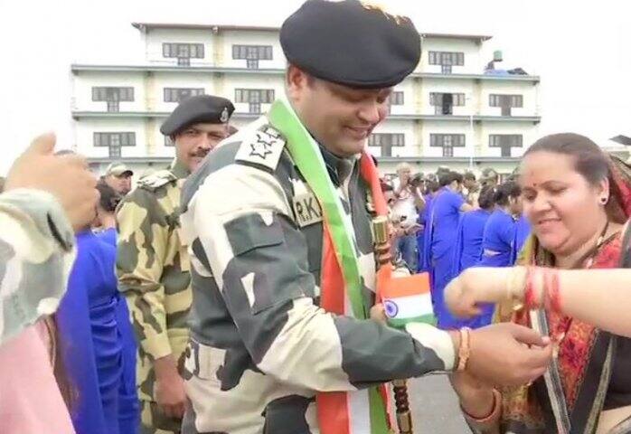 উত্তরাখণ্ডের দেহরাদুনে বিএসএফজওয়ানদের রাখী পরান মহিলারা 
