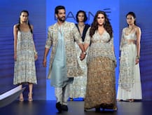 স্বামী অঙ্গদ বেদীর সঙ্গে র‌্যাম্পে হাঁটলেন অন্তঃসত্ত্বা নেহা ধুপিয়া