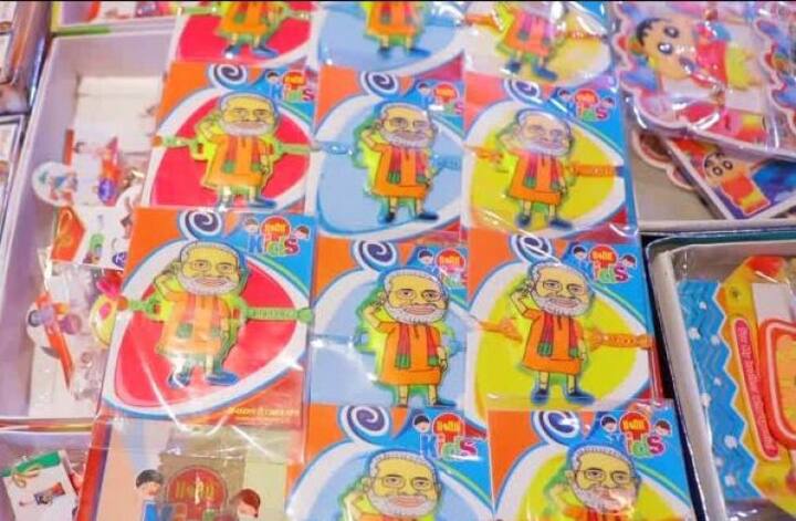 বিক্রেতারা জানিয়েছেন, এবার গেরুয়া সুতোর রাখী প্রচুর বিক্রি হয়েছে। আট থেকে আশি সবাই এই রাখী কিনেছে