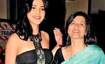 মা সারিকার সঙ্গে পর্দায় কাজ করার ইচ্ছা শ্রুতি হাসানের