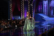 ৩৭-এও তিনি একই রকম মোহময়ী, ল্যাকমে ফ্যাশন উইকের মঞ্চ মাতালেন করিনা