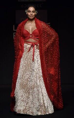 ল্যাকমে ফ্যাশন সপ্তাহের গ্র্যান্ড ফিনালে-তে মার্জার সরণি মাতালেন বিপাশা বসু।