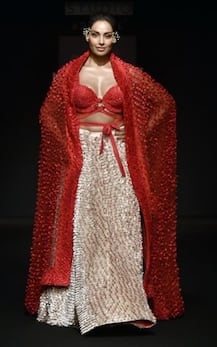 ল্যাকমে ফ্যাশন সপ্তাহে লাল পোশাকে বিপাশা