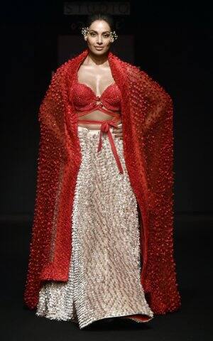 বেশ কিছু দিন পর র্যাম্পে দেখা গেল তাঁকে।