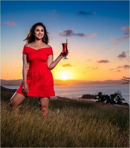 মালদ্বীপ পরিণীতির ফেভারিট পিকনিক স্পট। মাঝে মধ্যেই সেখানে চলে যান তিনি।